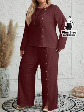 Conjunto Feminino de Blusa e Calça Com Detalhes de Botões Plus Size Conjunto Feminino de Blusa e Calça Com Detalhes de