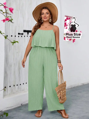 Macacão Com Alças E Detalhe De Babado Plus Size Macacão Com Alças E Detalhe De Babado Plus Size