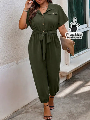 Macacão com Botões e Faixa de Amarração Plus Size Macacão Verde Militar com Botões e Faixa de Amarração Plus Size