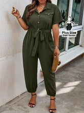 Macacão com Botões e Faixa de Amarração Plus Size Macacão Verde Militar com Botões e Faixa de Amarração Plus Size