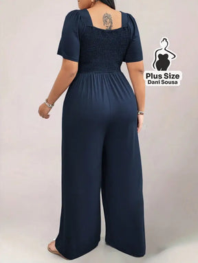 Macacão com Decote Quadrado e Bolsos Plus Size Macacão Azul Marinho com Decote Quadrado e Bolsos Plus Size
