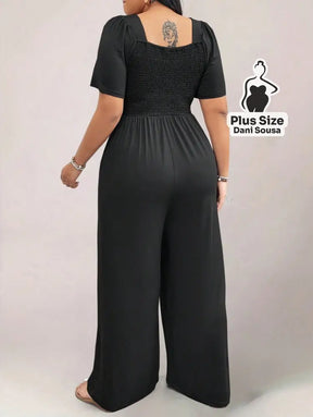 Macacão com Decote Quadrado e Bolsos Plus Size Macacão Azul Marinho com Decote Quadrado e Bolsos Plus Size