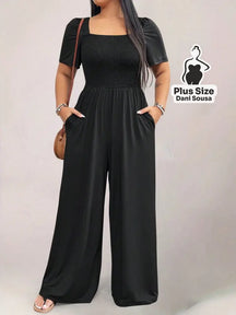 Macacão com Decote Quadrado e Bolsos Plus Size Preto / G Macacão Azul Marinho com Decote Quadrado e Bolsos Plus Size