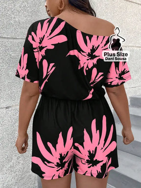 Macacão Estampado com Ombro Caído e Cintura Ajustável Plus Size Macacão Estampado com Ombro Caído e Cintura Ajustável
