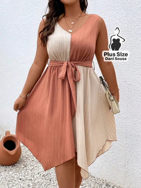 Vestido Assimétrico Bicolor com Cinto de Amarração Plus Size Vestido Assimétrico Bicolor com Cinto de Amarração Plus