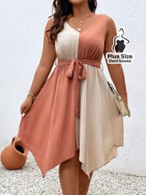 Vestido Assimétrico Bicolor com Cinto de Amarração Plus Size Vestido Assimétrico Bicolor com Cinto de Amarração Plus