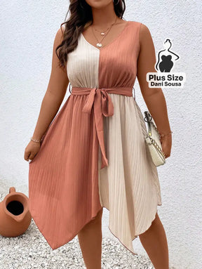 Vestido Assimétrico Bicolor com Cinto de Amarração Plus Size Vestido Assimétrico Bicolor com Cinto de Amarração Plus