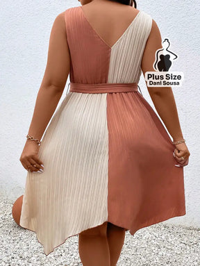 Vestido Assimétrico Bicolor com Cinto de Amarração Plus Size Vestido Assimétrico Bicolor com Cinto de Amarração Plus