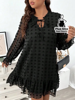 Vestido com Poás e Laço no Decote Plus Size Vestido Preto com Poás e Laço no Decote Plus Size