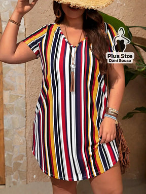 Vestido Curto Listrado Colorido com Decote V e Bolsos Plus Size Vestido Curto Listrado Colorido com Decote V e Bolsos