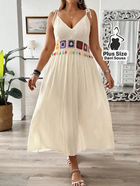 Vestido Longo Boho com Detalhes Coloridos em Crochê Plus Size Conjunto Cropped e Shorts Estampado com Detalhes de Renda