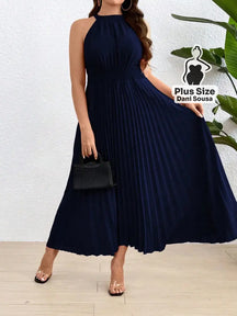 Vestido Longo Plissado com Gola Alta Plus Size Azul Marinho / G Conjunto Cropped e Shorts Estampado com Detalhes de