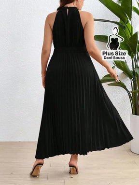 Vestido Longo Plissado com Gola Alta Plus Size Conjunto Cropped e Shorts Estampado com Detalhes de Renda Plus Size
