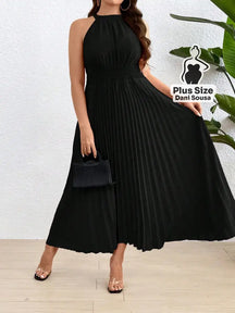 Vestido Longo Plissado com Gola Alta Plus Size Preto / G Conjunto Cropped e Shorts Estampado com Detalhes de Renda Plus