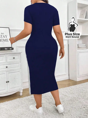 Vestido Midi Bicolor com Fenda Lateral e Mangas Curtas Plus Size Vestido Midi Bicolor com Fenda Lateral e Mangas Curtas