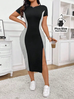 Vestido Midi Bicolor com Fenda Lateral e Mangas Curtas Plus Size Vestido Midi Bicolor com Fenda Lateral e Mangas Curtas
