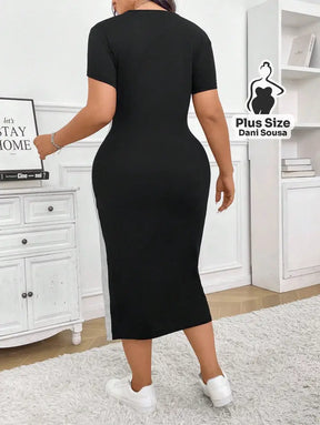 Vestido Midi Bicolor com Fenda Lateral e Mangas Curtas Plus Size Vestido Midi Bicolor com Fenda Lateral e Mangas Curtas