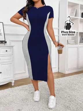 Vestido Midi Bicolor com Fenda Lateral e Mangas Curtas Plus Size Vestido Midi Bicolor com Fenda Lateral e Mangas Curtas