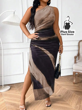 Vestido Midi de Um Ombro Só com Estampa Abstrata e Fenda Plus Size Vestido Midi de Um Ombro Só com Estampa Abstrata e