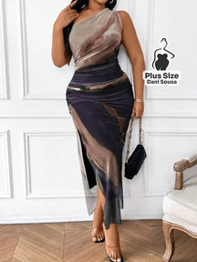 Vestido Midi de Um Ombro Só com Estampa Abstrata e Fenda Plus Size Marrom / G Vestido Midi de Um Ombro Só com Estampa