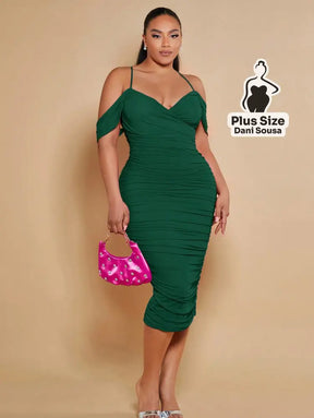 Vestido Midi Justo com Alças Finas e Detalhe Franzido Plus Size Vestido Midi Justo com Alças Finas e Detalhe Franzido
