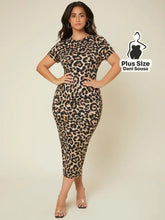 Vestido Midi Justo com Estampa de Onça Plus Size Vestido Midi Justo com Estampa de Onça Plus Size