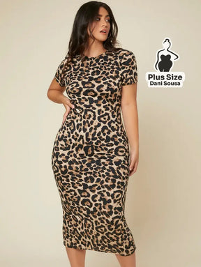 Vestido Midi Justo com Estampa de Onça Plus Size Vestido Midi Justo com Estampa de Onça Plus Size