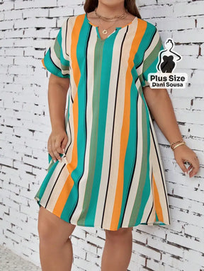 Vestido Soltinho Listrado com Decote V Plus Size Vestido Curto Listrado Colorido com Decote V e Bolsos Plus Size