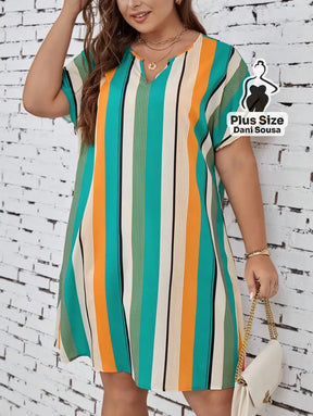 Vestido Soltinho Listrado com Decote V Plus Size Vestido Curto Listrado Colorido com Decote V e Bolsos Plus Size
