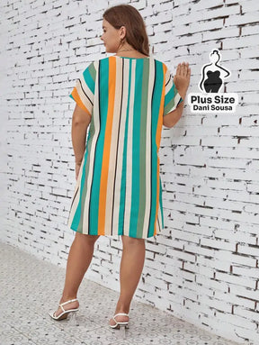 Vestido Soltinho Listrado com Decote V Plus Size Vestido Curto Listrado Colorido com Decote V e Bolsos Plus Size