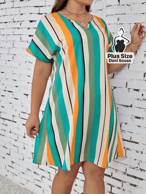 Vestido Soltinho Listrado com Decote V Plus Size Vestido Curto Listrado Colorido com Decote V e Bolsos Plus Size